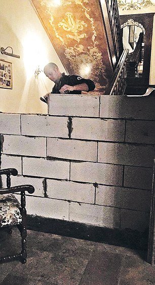 Διαζύγιο αλά ρωσικά -Χώρισαν το σπίτι τους στη μέση, κυριολεκτικά [εικόνες] | iefimerida.gr 2