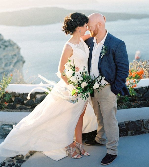 Ξόδεψαν 40.000 λίρες για έναν χλιδάτο γάμο στη Σαντορίνη και έζησαν μια κόλαση [εικόνες] | iefimerida.gr 2