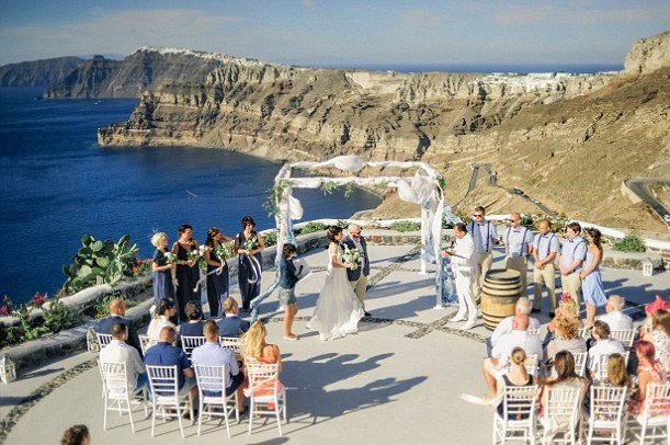 Ξόδεψαν 40.000 λίρες για έναν χλιδάτο γάμο στη Σαντορίνη και έζησαν μια κόλαση [εικόνες] | iefimerida.gr 1