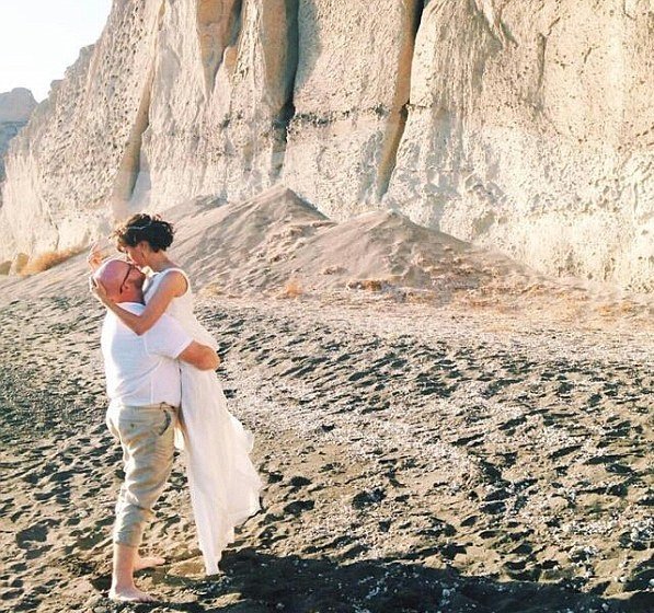 Ξόδεψαν 40.000 λίρες για έναν χλιδάτο γάμο στη Σαντορίνη και έζησαν μια κόλαση [εικόνες] | iefimerida.gr 0