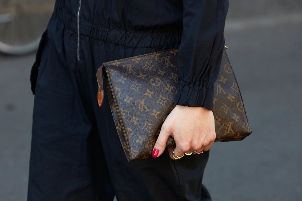 Το Brexit έριξε την τιμή των Louis Vuitton -Πόσο φθηνότερες είναι οι τσάντες στο Λονδίνο | iefimerida.gr 1