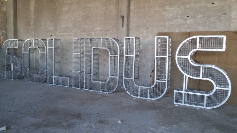 Μήνυμα για αλληλεγγύη «γραμμένο» με πέτρες -Μία εγκατάσταση 8.000 κιλών [εικόνα]  | iefimerida.gr 0