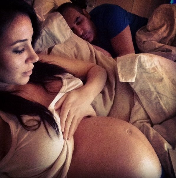 Ο Αλκης Δαυίδ κοιμάται με τα οπίσθια της συζύγου του στο κεφάλι [εικόνα] | iefimerida.gr 4