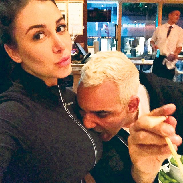 Ο Αλκης Δαυίδ κοιμάται με τα οπίσθια της συζύγου του στο κεφάλι [εικόνα] | iefimerida.gr 2