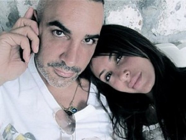 Ο Αλκης Δαυίδ κοιμάται με τα οπίσθια της συζύγου του στο κεφάλι [εικόνα] | iefimerida.gr 5