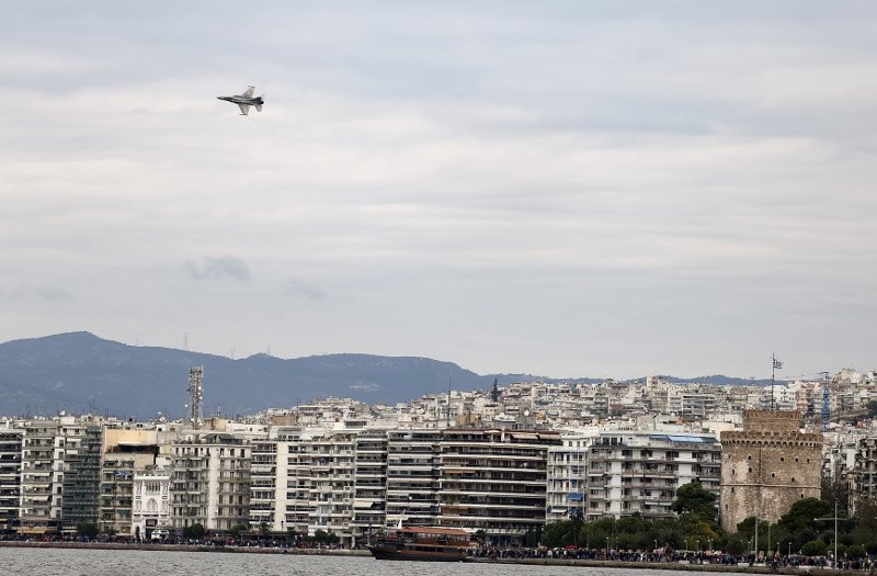 F-16, άρματα μάχης, ΟΥΚ και αλεξιπτωτιστές -Οι καλύτερες στιγμές της στρατιωτικής παρέλασης [εικόνες & βίντεο] | iefimerida.gr 1