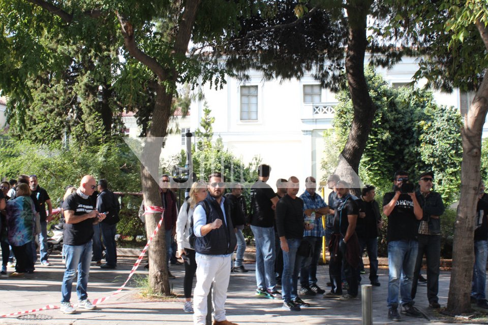 Τεχνικοί και δημοσιογράφοι έβαλαν πανό στην είσοδο των γραφείων του ΣΥΡΙΖΑ: «Το μαύρο δεν έχει αποχρώσεις» [εικόνες] | iefimerida.gr 1