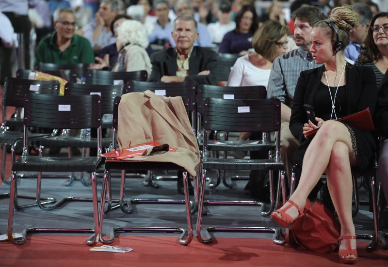 Η ξένη ξανθιά καλλονή που έκλεψε όλα τα βλέμματα στο Συνέδριο του ΣΥΡΙΖΑ [εικόνες]  | iefimerida.gr 0