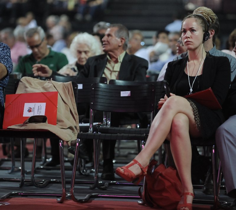 Η ξένη ξανθιά καλλονή που έκλεψε όλα τα βλέμματα στο Συνέδριο του ΣΥΡΙΖΑ [εικόνες]  | iefimerida.gr 1