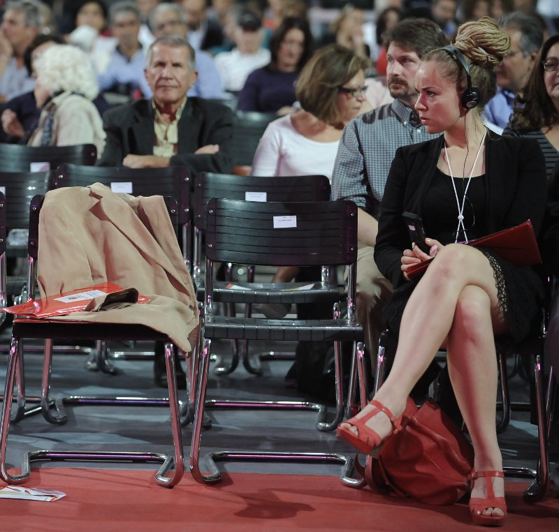 Η ξένη ξανθιά καλλονή που έκλεψε όλα τα βλέμματα στο Συνέδριο του ΣΥΡΙΖΑ [εικόνες]  | iefimerida.gr 2