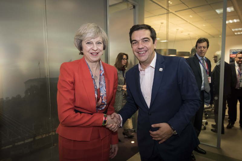 Η Τερέζα Μέι φόρεσε παπούτσια με... φιλάκια και συνάντησε τον Τσίπρα [εικόνες] | iefimerida.gr 0