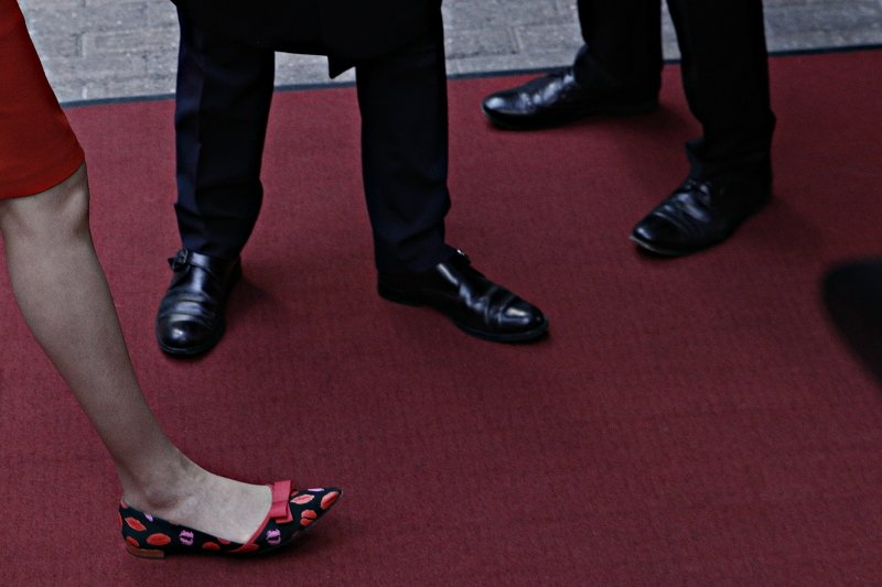 Η Τερέζα Μέι φόρεσε παπούτσια με... φιλάκια και συνάντησε τον Τσίπρα [εικόνες] | iefimerida.gr 2