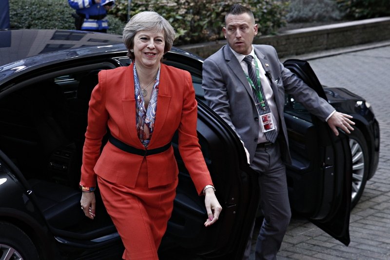 Η Τερέζα Μέι φόρεσε παπούτσια με... φιλάκια και συνάντησε τον Τσίπρα [εικόνες] | iefimerida.gr 1