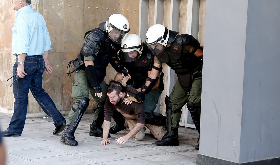 Λαϊκή οργή και ξύλο στη Θεσσαλονίκη -Πολίτες εναντίον ΜΑΤ σε πλειστηριασμό ακινήτου [βίντεο & εικόνες] | iefimerida.gr 0