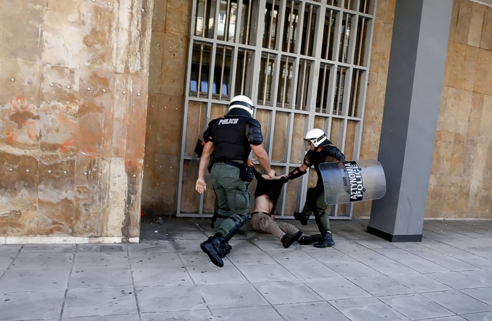 Λαϊκή οργή και ξύλο στη Θεσσαλονίκη -Πολίτες εναντίον ΜΑΤ σε πλειστηριασμό ακινήτου [βίντεο & εικόνες] | iefimerida.gr 1