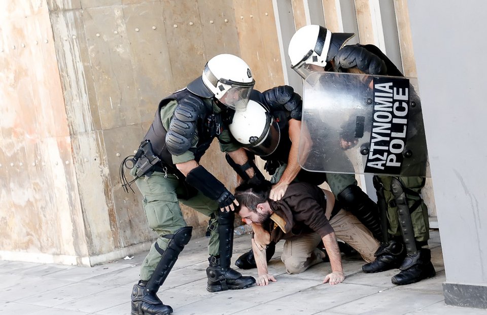 Λαϊκή οργή και ξύλο στη Θεσσαλονίκη -Πολίτες εναντίον ΜΑΤ σε πλειστηριασμό ακινήτου [βίντεο & εικόνες] | iefimerida.gr 2