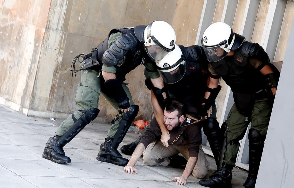 Λαϊκή οργή και ξύλο στη Θεσσαλονίκη -Πολίτες εναντίον ΜΑΤ σε πλειστηριασμό ακινήτου [βίντεο & εικόνες] | iefimerida.gr 3