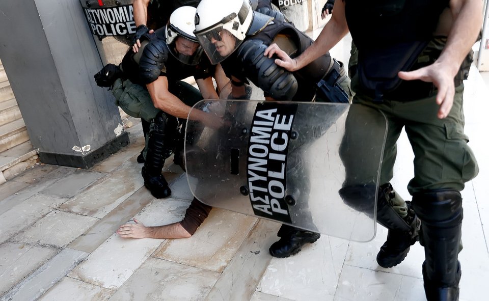 Λαϊκή οργή και ξύλο στη Θεσσαλονίκη -Πολίτες εναντίον ΜΑΤ σε πλειστηριασμό ακινήτου [βίντεο & εικόνες] | iefimerida.gr 4