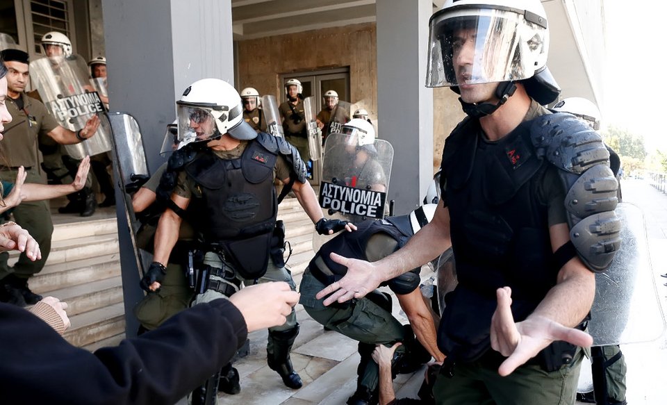 Λαϊκή οργή και ξύλο στη Θεσσαλονίκη -Πολίτες εναντίον ΜΑΤ σε πλειστηριασμό ακινήτου [βίντεο & εικόνες] | iefimerida.gr 5