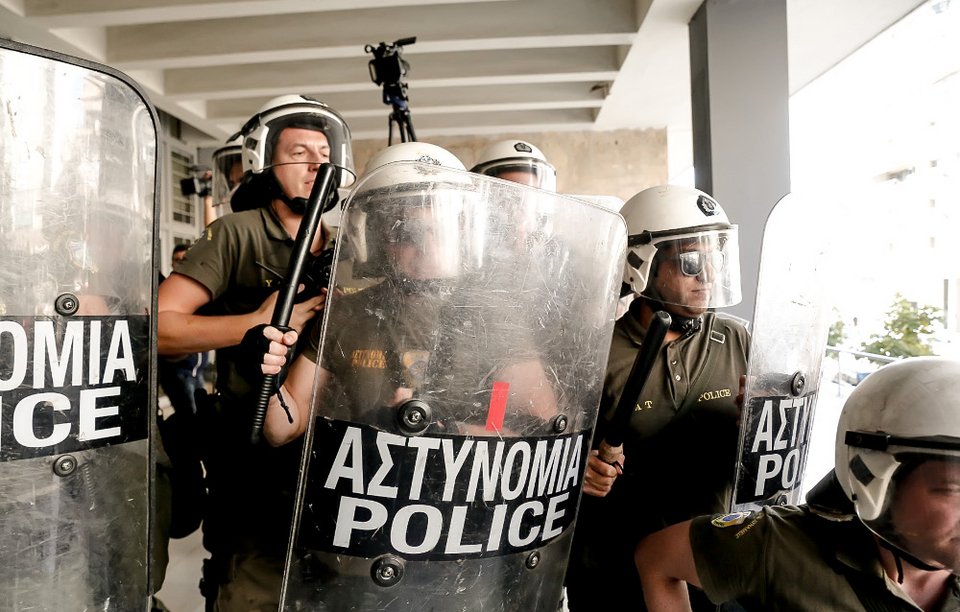 Λαϊκή οργή και ξύλο στη Θεσσαλονίκη -Πολίτες εναντίον ΜΑΤ σε πλειστηριασμό ακινήτου [βίντεο & εικόνες] | iefimerida.gr 6