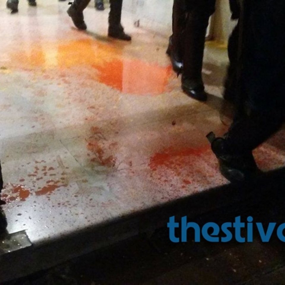 Αντιεξουσιαστές πέταξαν μπογιές στα γραφεία του ΣΥΡΙΖΑ στη Θεσσαλονίκη [εικόνα & βίντεο] | iefimerida.gr 0