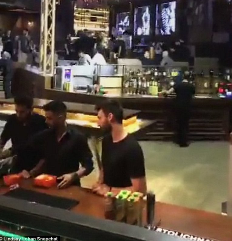 Τα «πέταξε» όλα η Λίντσεϊ Λόχαν - Στο opening κλαμπ στην Αθήνα [εικόνες] | iefimerida.gr 2