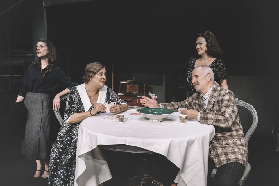 «Το τρίτο στεφάνι» του Ταχτσή στη σκηνή του ΚΘΒΕ [εικόνες] | iefimerida.gr 0