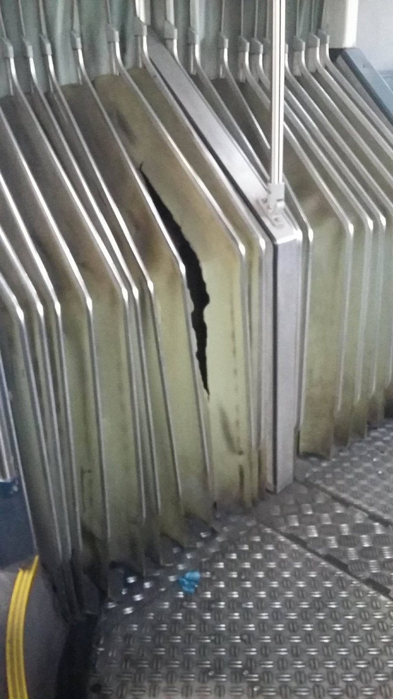 «Αυτοψία» του iefimerida στο αμαξοστάσιο των λεωφορείων -Παροπλισμένα εκατοντάδες οχήματα λόγω έλλειψης ανταλλακτικών και εργαζομένων [εικόνες] | iefimerida.gr 6