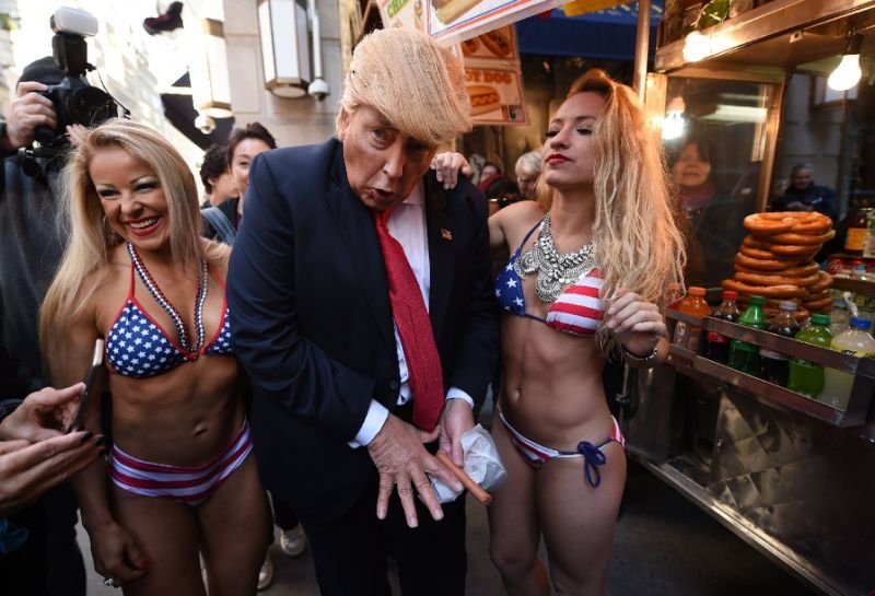 Ενας ψεύτικος Τραμπ χαϊδεύει κορίτσια στη μέση της Νέας Υόρκης και προκαλεί πανικό [εικόνες] | iefimerida.gr 4