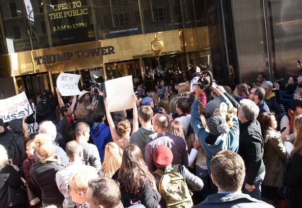 Ενας ψεύτικος Τραμπ χαϊδεύει κορίτσια στη μέση της Νέας Υόρκης και προκαλεί πανικό [εικόνες] | iefimerida.gr 9