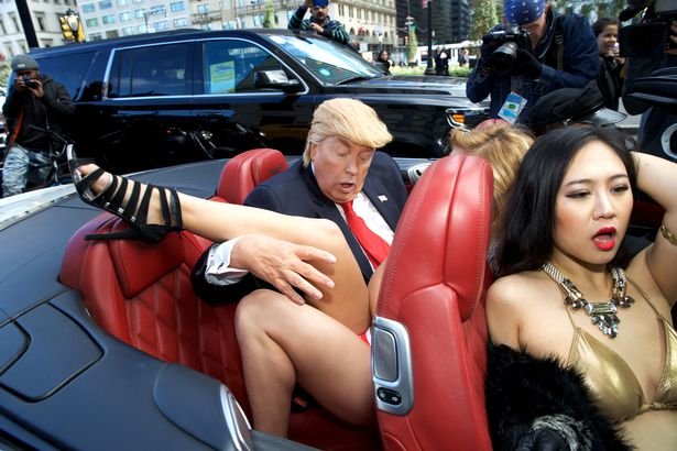 Ενας ψεύτικος Τραμπ χαϊδεύει κορίτσια στη μέση της Νέας Υόρκης και προκαλεί πανικό [εικόνες] | iefimerida.gr 1