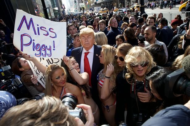 Ενας ψεύτικος Τραμπ χαϊδεύει κορίτσια στη μέση της Νέας Υόρκης και προκαλεί πανικό [εικόνες] | iefimerida.gr 12