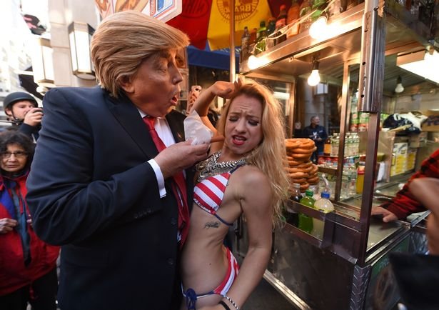 Ενας ψεύτικος Τραμπ χαϊδεύει κορίτσια στη μέση της Νέας Υόρκης και προκαλεί πανικό [εικόνες] | iefimerida.gr 11