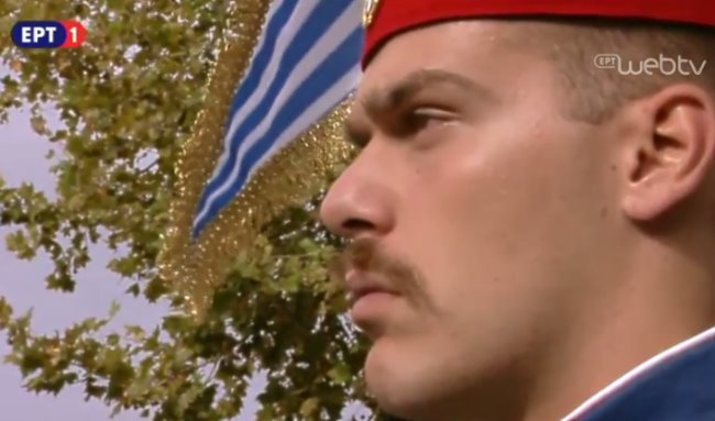 Ο σέξι τσολιάς που έκλεψε την παράσταση στη φετινή παρέλαση -Εγινε viral [εικόνες] | iefimerida.gr 1