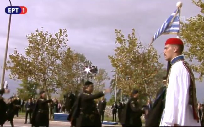 Ο σέξι τσολιάς που έκλεψε την παράσταση στη φετινή παρέλαση -Εγινε viral [εικόνες] | iefimerida.gr 2