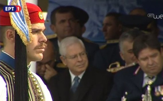 Ο σέξι τσολιάς που έκλεψε την παράσταση στη φετινή παρέλαση -Εγινε viral [εικόνες] | iefimerida.gr 3