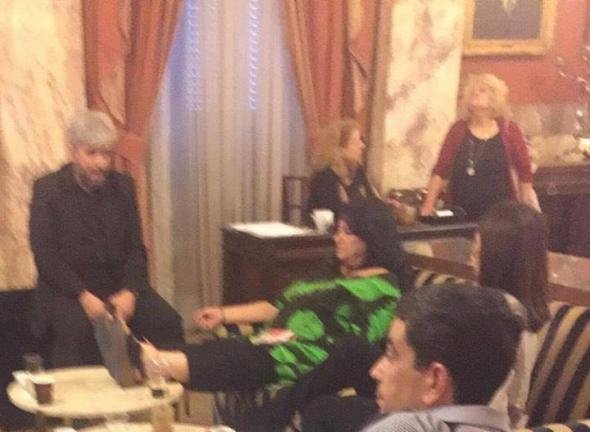 Η Αννα Βαγενά «ξαναχτυπά»: Με τα πόδια στο τραπέζι της Βουλής -Σάλος στα social media | iefimerida.gr 0