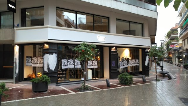 Ιωάννινα: Βανδάλισαν καταστήματα στο κέντρο της πόλης επειδή διοργανώνεται «Λευκή Νύχτα» [εικόνες] | iefimerida.gr 1