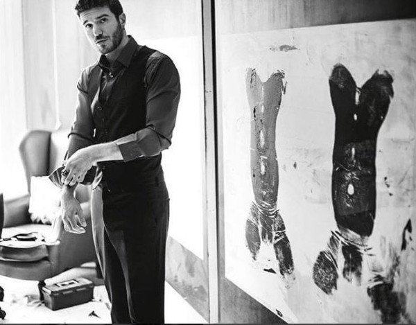 Χάρης Λίθος: Ο Ελληνας ζωγράφος που χρησιμοποιεί για πινέλο... γυναικείους γλουτούς [εικόνες]  | iefimerida.gr 2