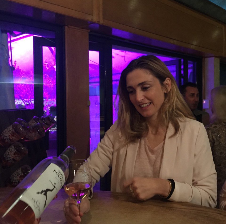 Ζουλί Γκαγιέ: Η επανεμφάνιση της συντρόφου του Ολάντ -Δοκιμάζει κρασιά [εικόνες] | iefimerida.gr 3