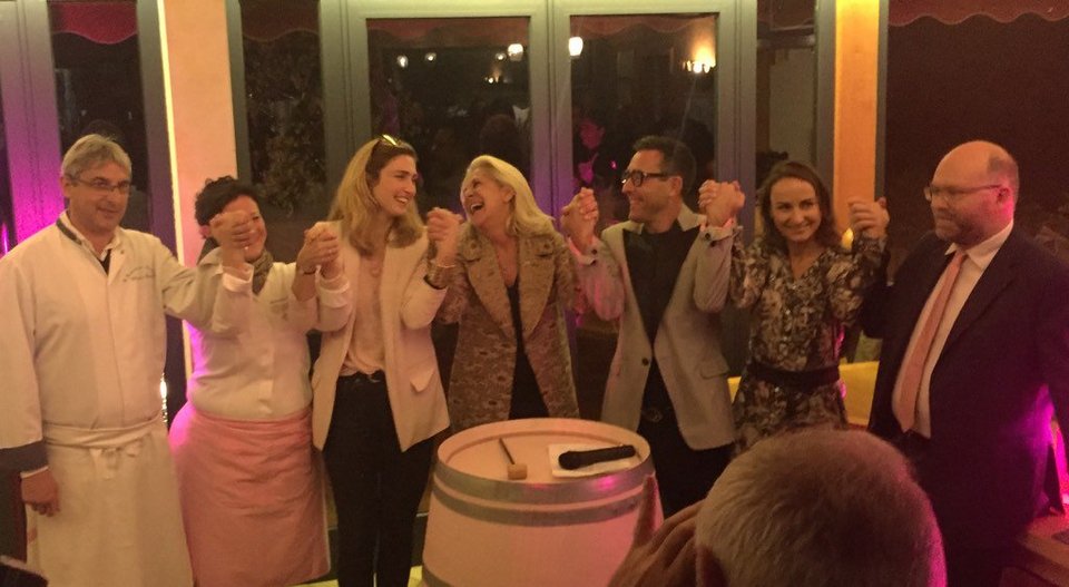 Ζουλί Γκαγιέ: Η επανεμφάνιση της συντρόφου του Ολάντ -Δοκιμάζει κρασιά [εικόνες] | iefimerida.gr 1