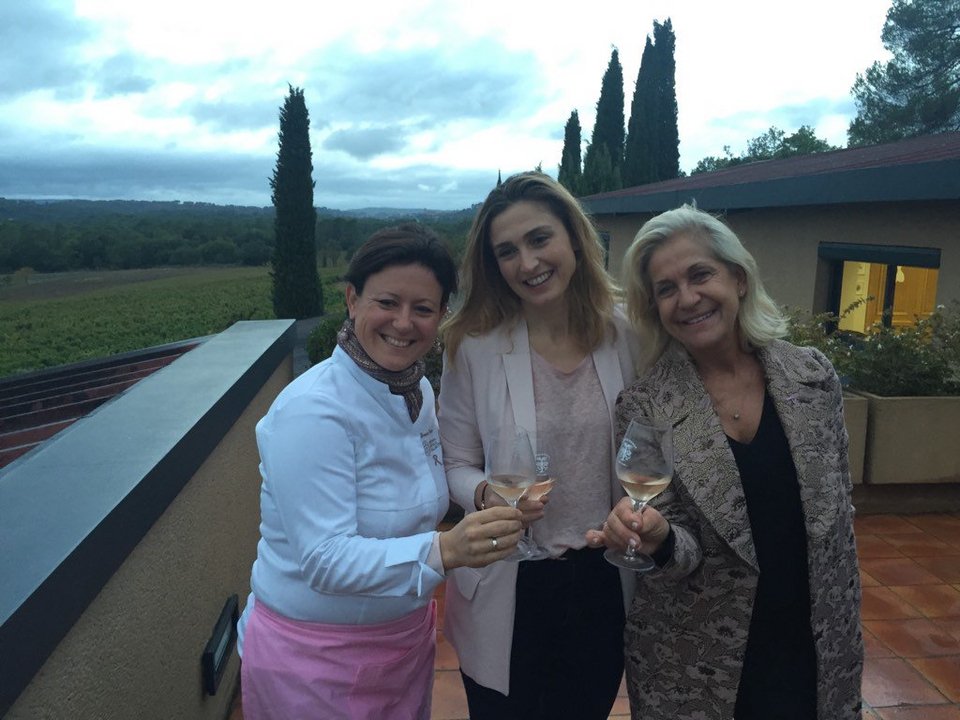 Ζουλί Γκαγιέ: Η επανεμφάνιση της συντρόφου του Ολάντ -Δοκιμάζει κρασιά [εικόνες] | iefimerida.gr 0