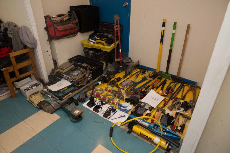 600.000 ευρώ, τραπεζικά βιβλιάρια, χρυσές λίρες και φύλλα χρυσού, ράβδοι ασημιού, πλήθος κοσμημάτων και πολυτελή οχήματα -Τα κλοπιμαία της μαφίας των Ρομά [εικόνες] | iefimerida.gr 1