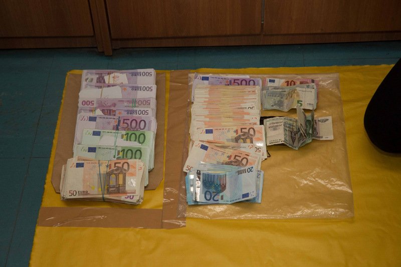 600.000 ευρώ, τραπεζικά βιβλιάρια, χρυσές λίρες και φύλλα χρυσού, ράβδοι ασημιού, πλήθος κοσμημάτων και πολυτελή οχήματα -Τα κλοπιμαία της μαφίας των Ρομά [εικόνες] | iefimerida.gr 3