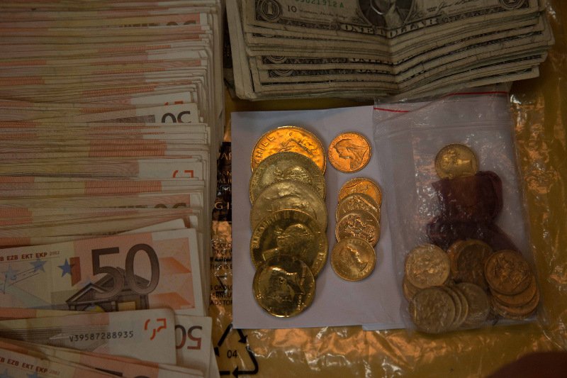 600.000 ευρώ, τραπεζικά βιβλιάρια, χρυσές λίρες και φύλλα χρυσού, ράβδοι ασημιού, πλήθος κοσμημάτων και πολυτελή οχήματα -Τα κλοπιμαία της μαφίας των Ρομά [εικόνες] | iefimerida.gr 4