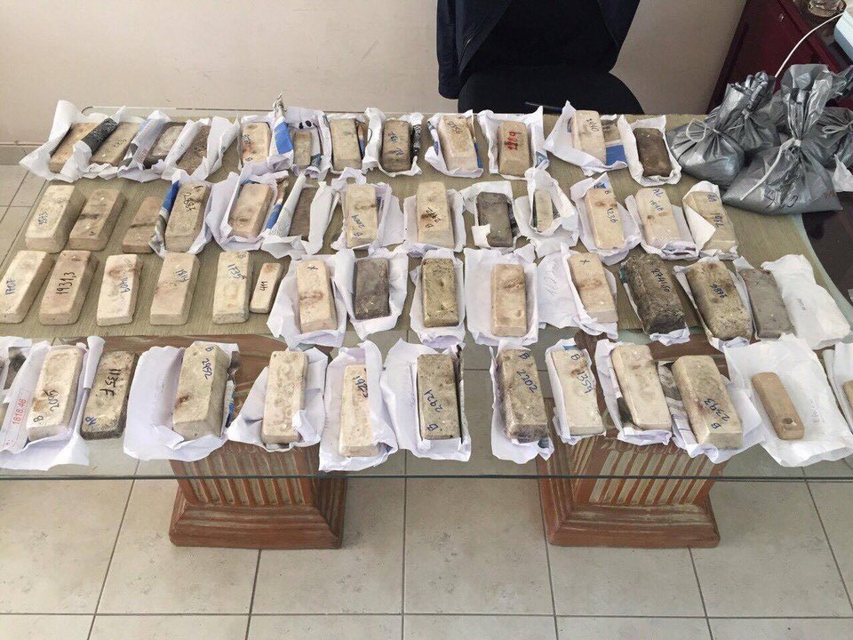 600.000 ευρώ, τραπεζικά βιβλιάρια, χρυσές λίρες και φύλλα χρυσού, ράβδοι ασημιού, πλήθος κοσμημάτων και πολυτελή οχήματα -Τα κλοπιμαία της μαφίας των Ρομά [εικόνες] | iefimerida.gr 5