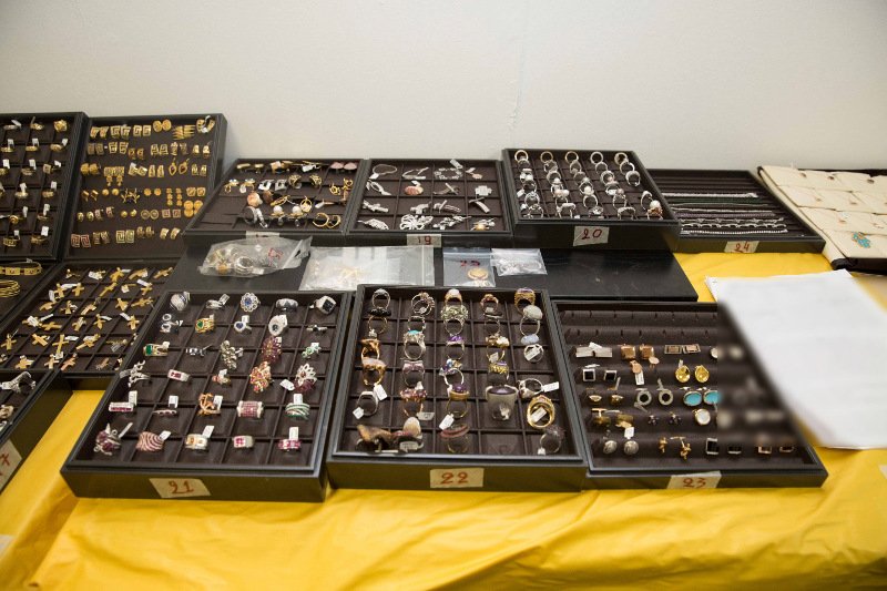 600.000 ευρώ, τραπεζικά βιβλιάρια, χρυσές λίρες και φύλλα χρυσού, ράβδοι ασημιού, πλήθος κοσμημάτων και πολυτελή οχήματα -Τα κλοπιμαία της μαφίας των Ρομά [εικόνες] | iefimerida.gr 9