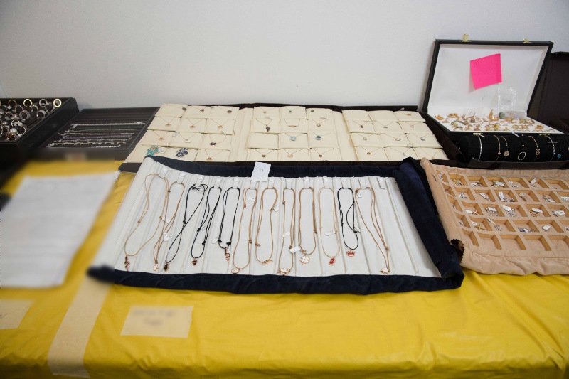 600.000 ευρώ, τραπεζικά βιβλιάρια, χρυσές λίρες και φύλλα χρυσού, ράβδοι ασημιού, πλήθος κοσμημάτων και πολυτελή οχήματα -Τα κλοπιμαία της μαφίας των Ρομά [εικόνες] | iefimerida.gr 10