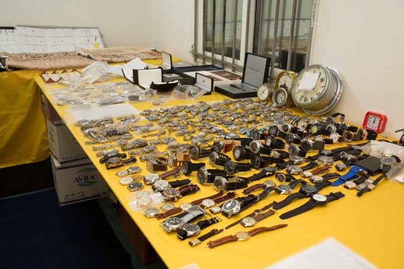 600.000 ευρώ, τραπεζικά βιβλιάρια, χρυσές λίρες και φύλλα χρυσού, ράβδοι ασημιού, πλήθος κοσμημάτων και πολυτελή οχήματα -Τα κλοπιμαία της μαφίας των Ρομά [εικόνες] | iefimerida.gr 13