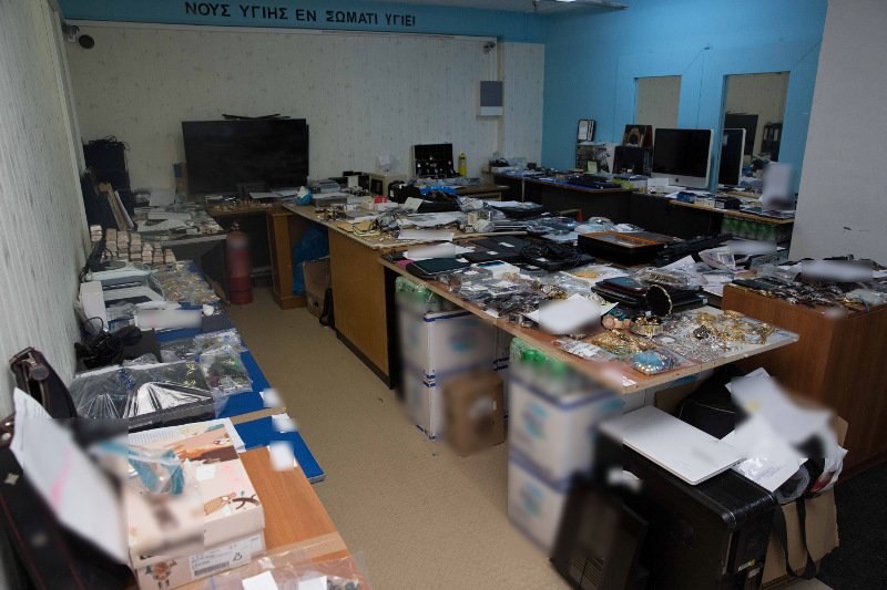 600.000 ευρώ, τραπεζικά βιβλιάρια, χρυσές λίρες και φύλλα χρυσού, ράβδοι ασημιού, πλήθος κοσμημάτων και πολυτελή οχήματα -Τα κλοπιμαία της μαφίας των Ρομά [εικόνες] | iefimerida.gr 14